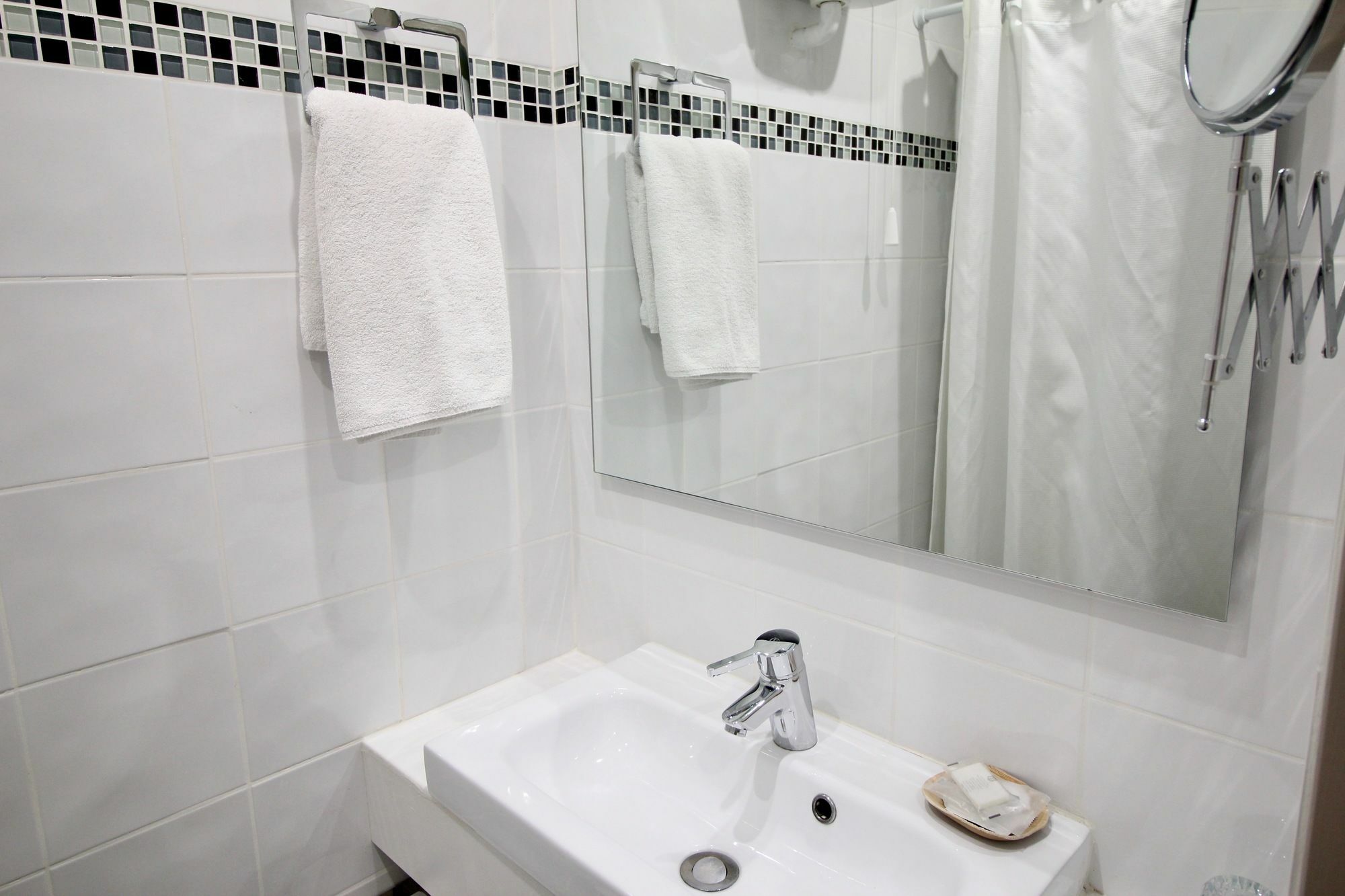 Hotel Des Pyrenees Paris Bagian luar foto