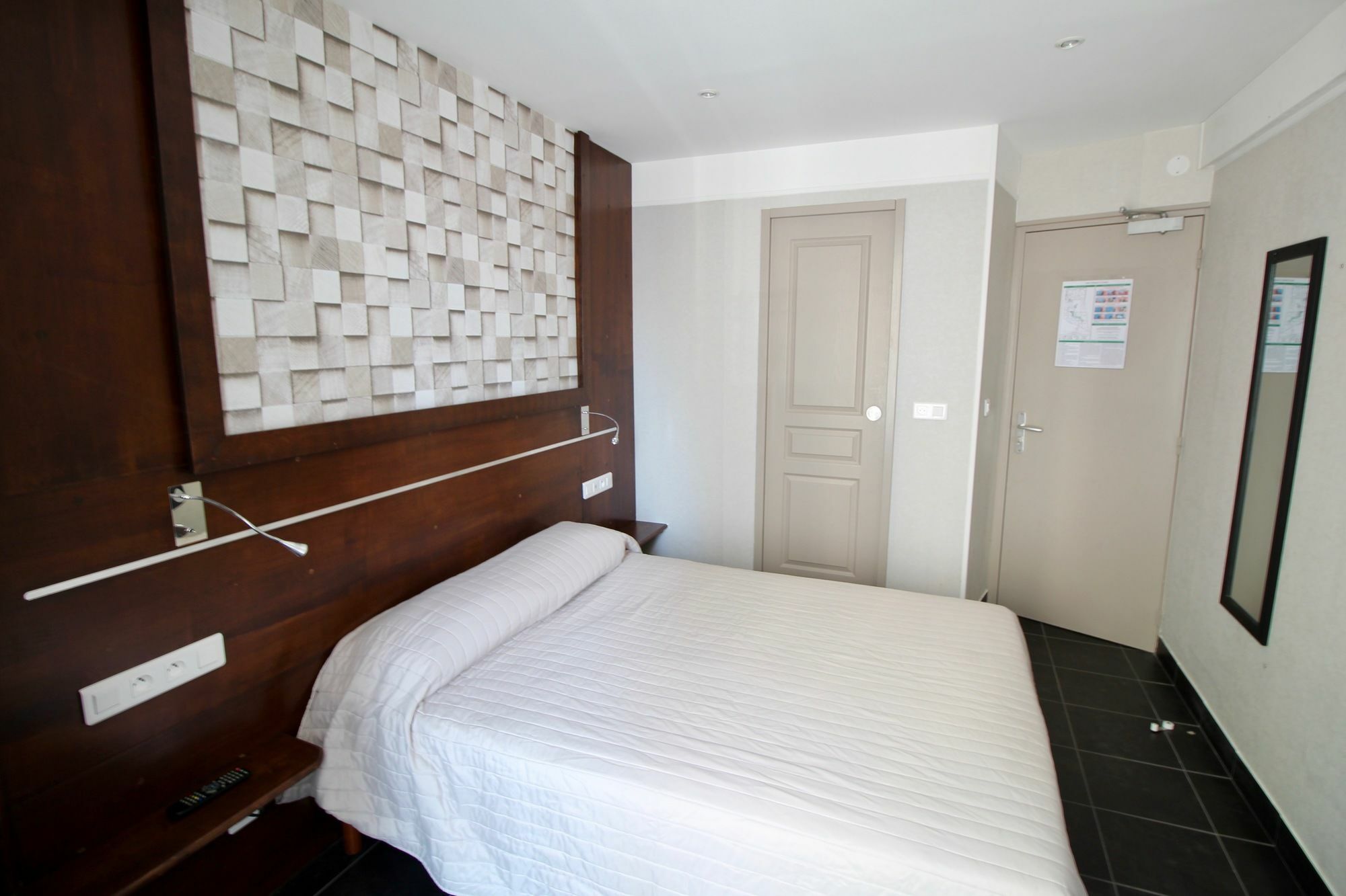 Hotel Des Pyrenees Paris Bagian luar foto