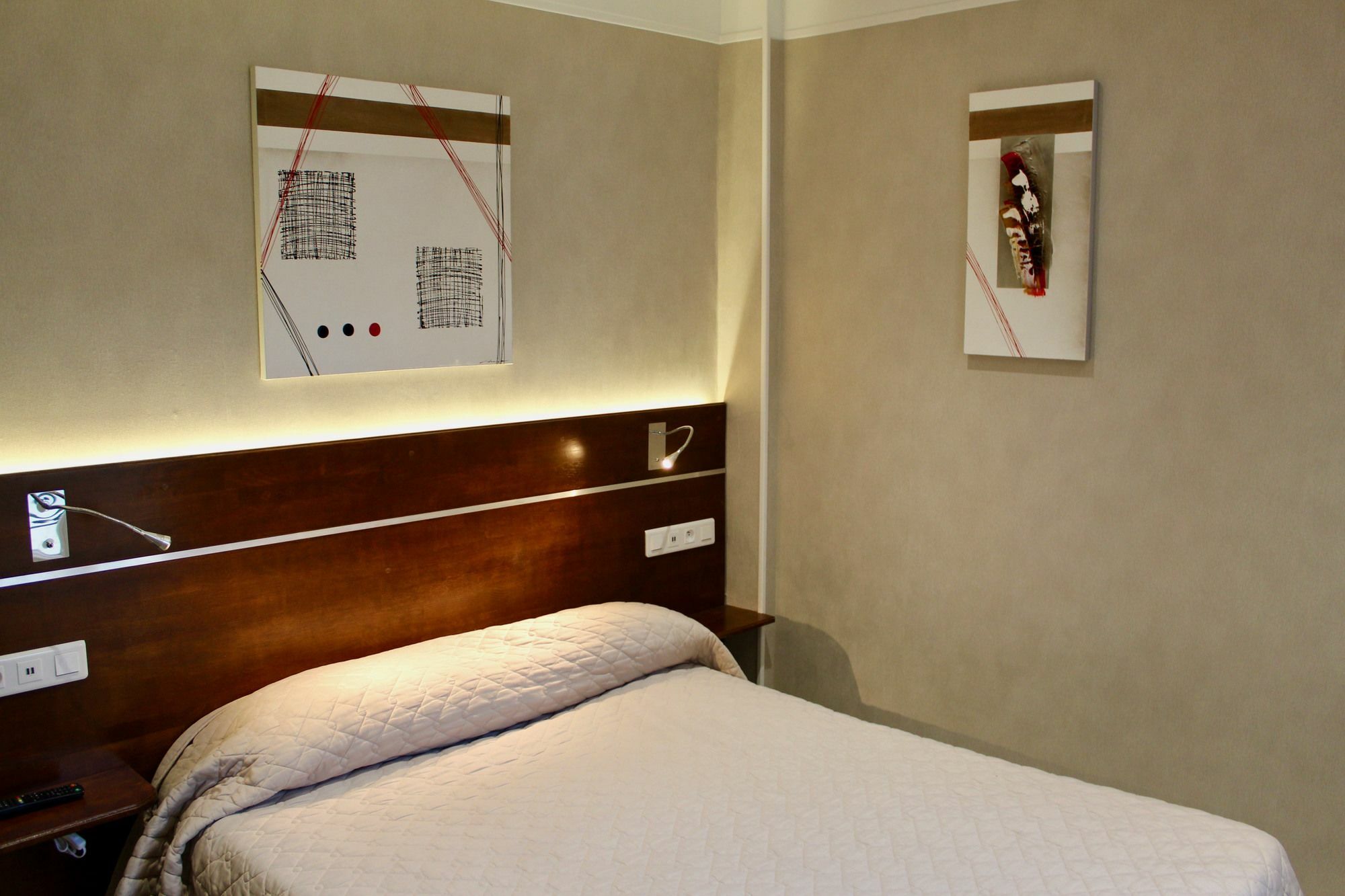 Hotel Des Pyrenees Paris Bagian luar foto